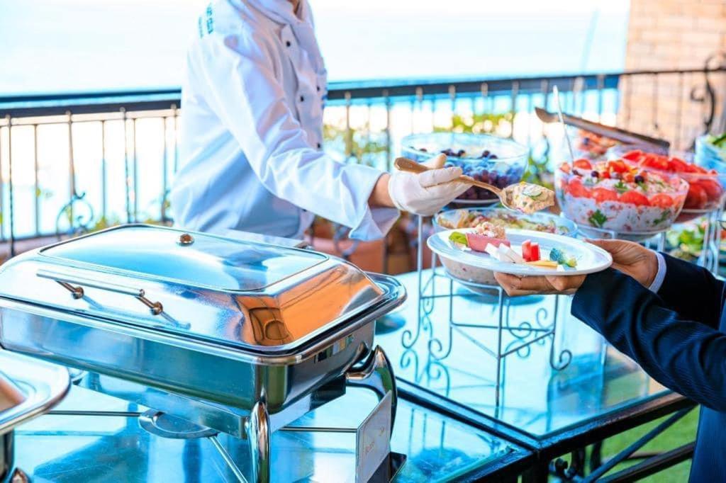 Fleet Club Mahrousa İskenderiye Dış mekan fotoğraf A buffet at a hotel