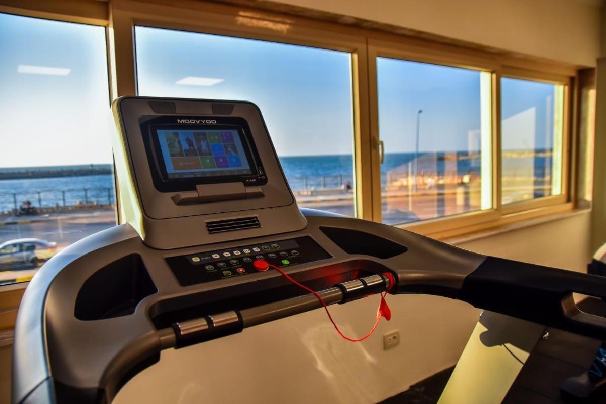 Fleet Club Mahrousa İskenderiye Dış mekan fotoğraf A treadmill with a touchscreen display
