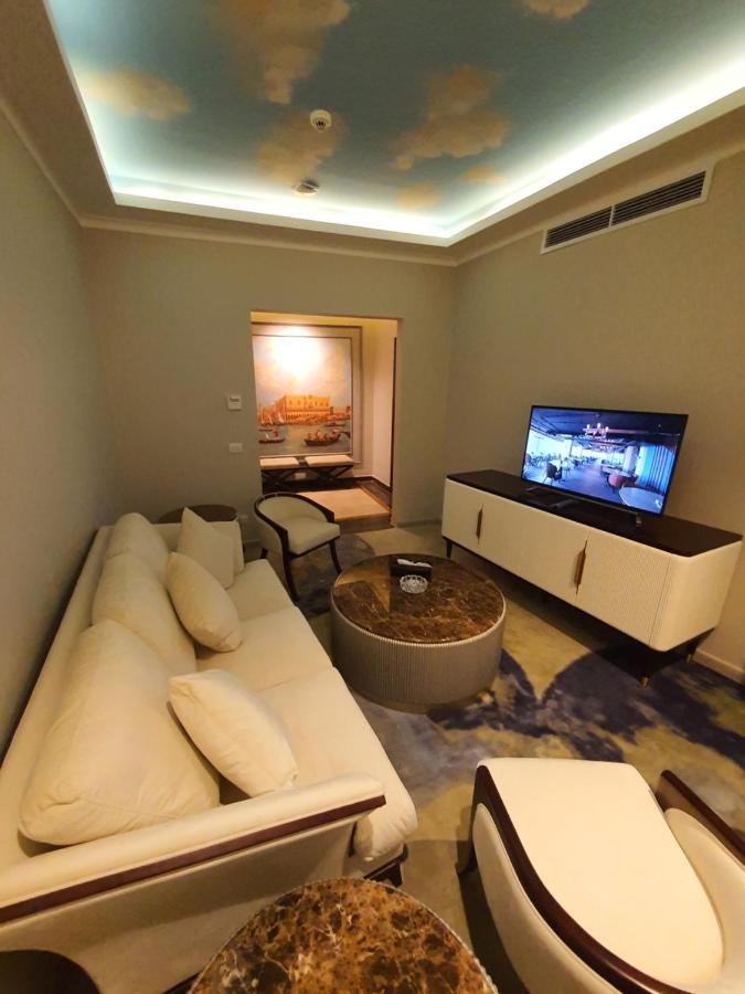 Fleet Club Mahrousa İskenderiye Dış mekan fotoğraf A living room in a suite at the hotel
