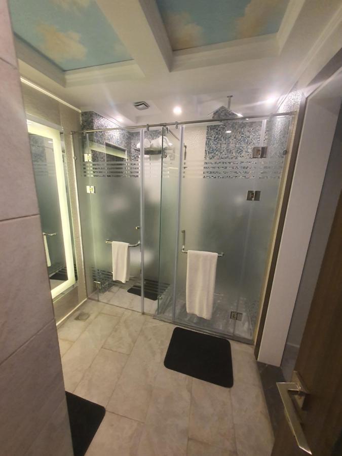 Fleet Club Mahrousa İskenderiye Dış mekan fotoğraf A shower with a sliding door