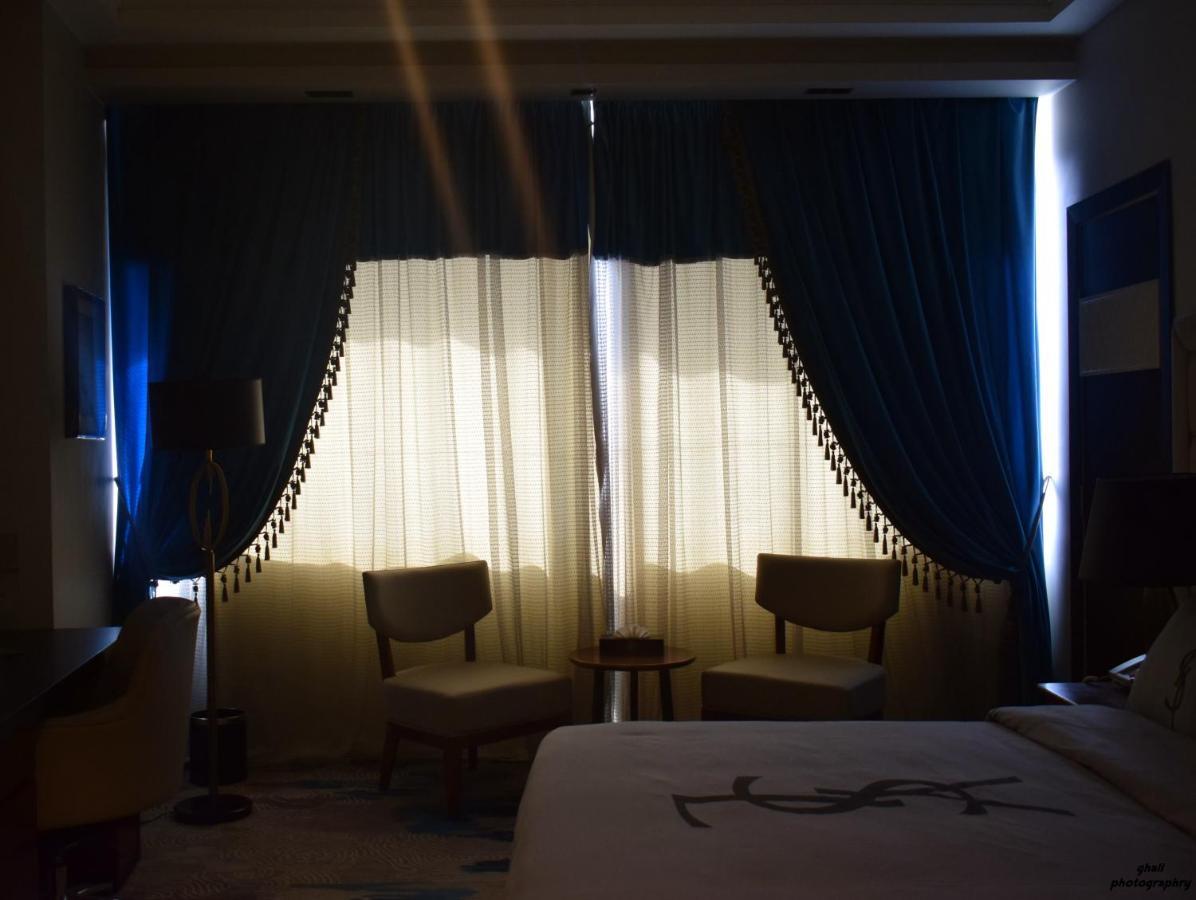 Fleet Club Mahrousa İskenderiye Dış mekan fotoğraf Curtains in a bedroom