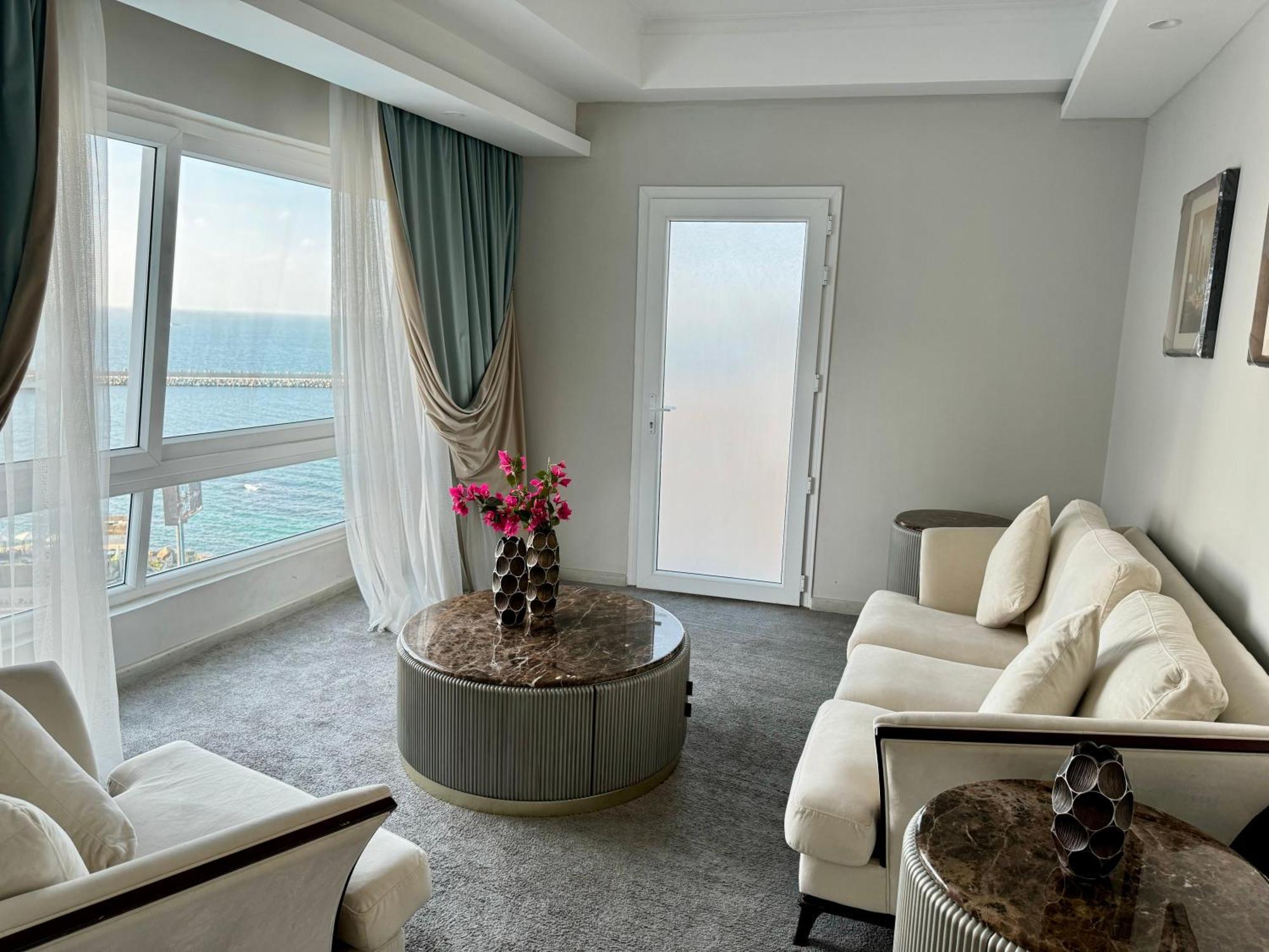 Fleet Club Mahrousa İskenderiye Dış mekan fotoğraf A suite at the hotel