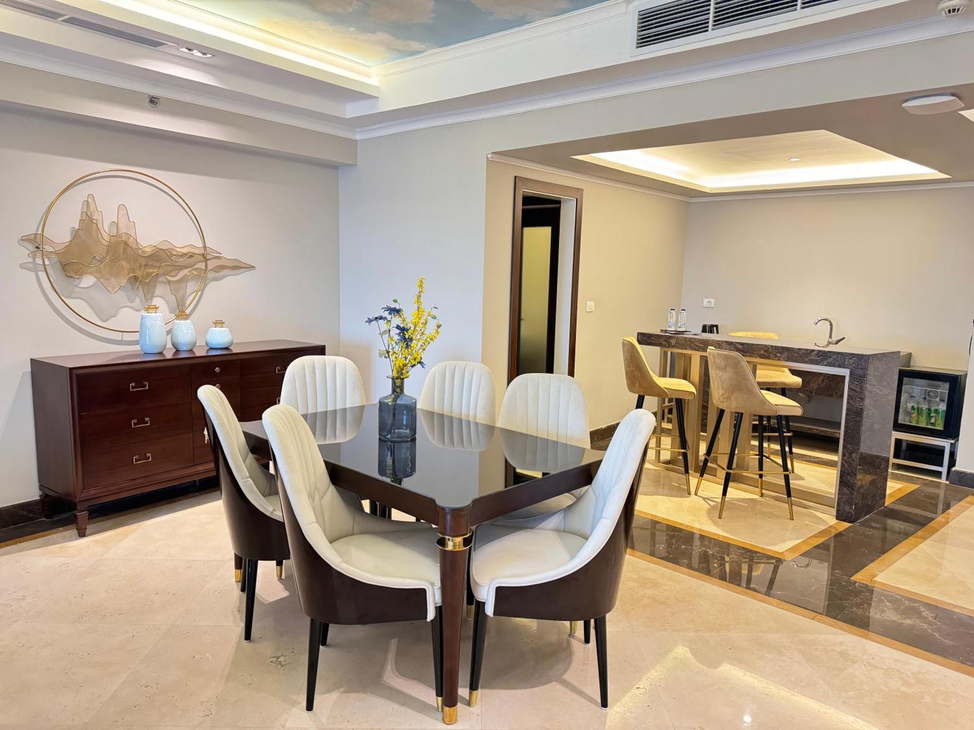 Fleet Club Mahrousa İskenderiye Dış mekan fotoğraf A dining room in a luxury apartment